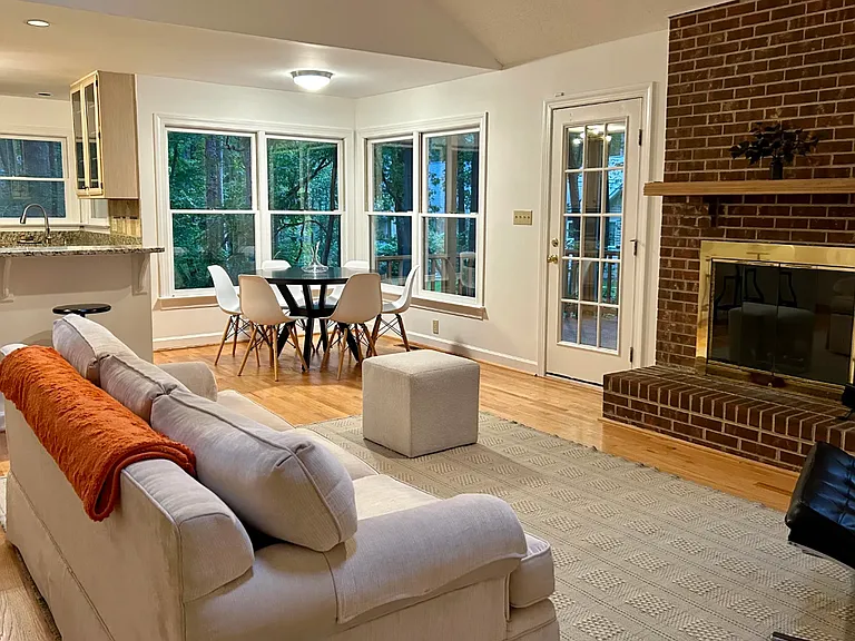 112 Brighton Ct — Photo 3