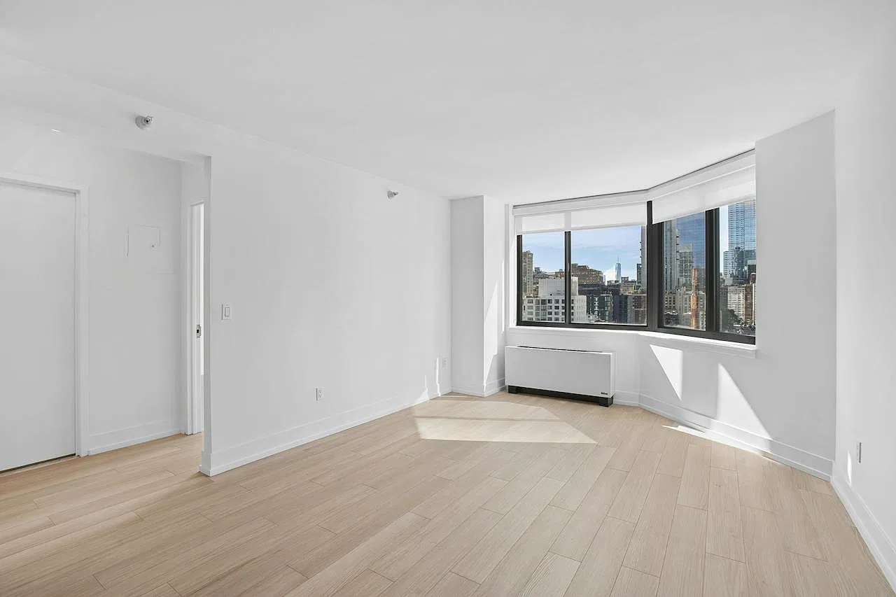 420 W 42nd St — Photo 2