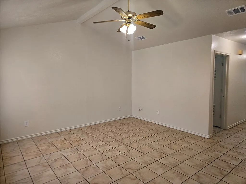 3 bed, 1324 sqft, $1,400 — Photo 4