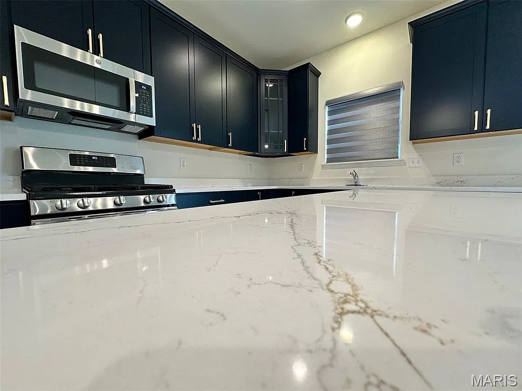 4 bed, 2.5 bath, 2548 sqft, $3,000 — Photo 3