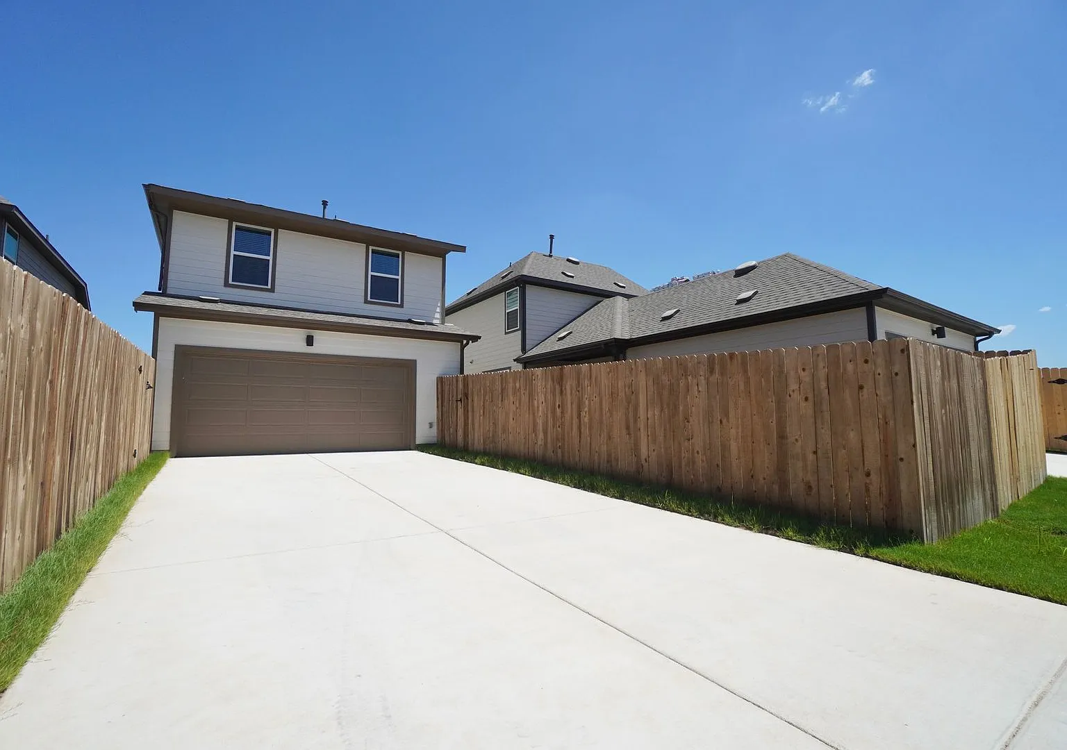 Beautiful 3-Bedroom, 2.5-Bath Home with 2-Car Garage in Taylor, TX — Photo 3