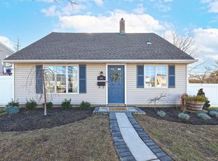 40 Knoll Lane, Levittown, NY 11756