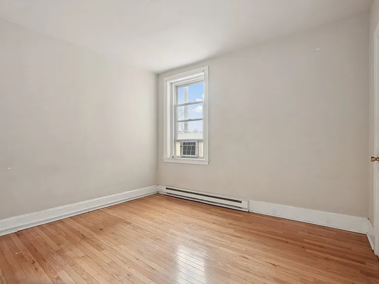 Kings Manor Apartments — Photo 34