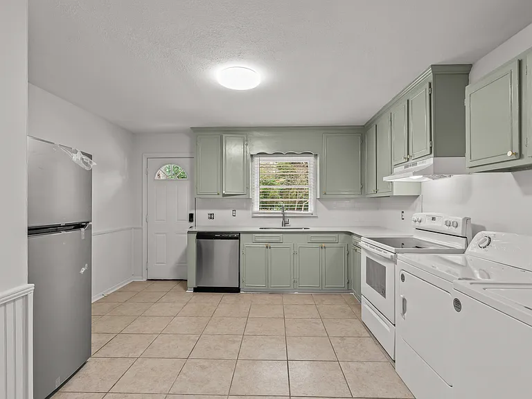 303 Springdale Dr #B — Photo 7