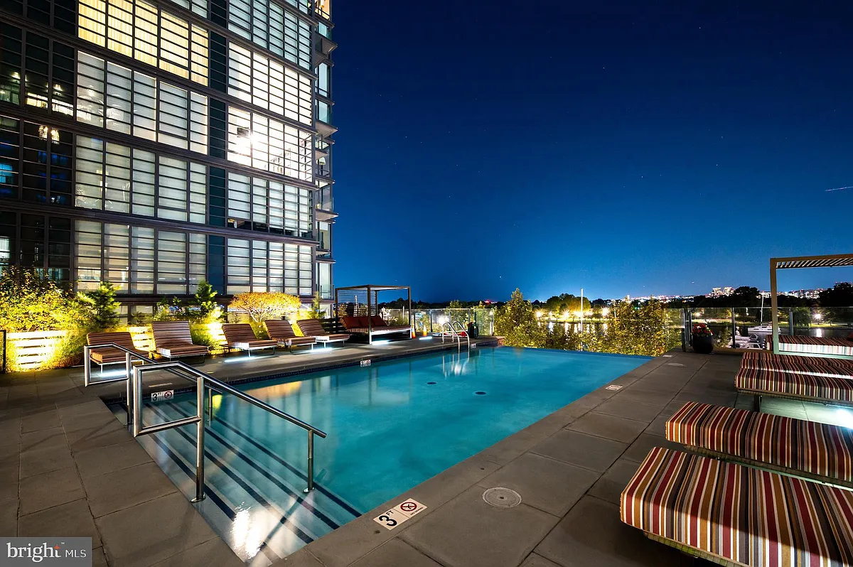 Building Photo - 45 Sutton Sq SW #601