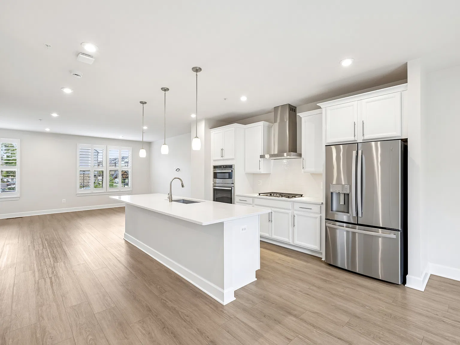 4 bed, 2400 sqft, $3,350 — Photo 2