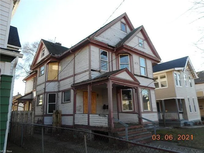 1919 Holmden Ave photo 1