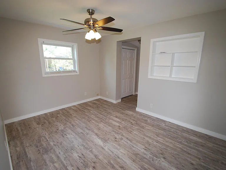 1710 Drake Ave — Photo 3