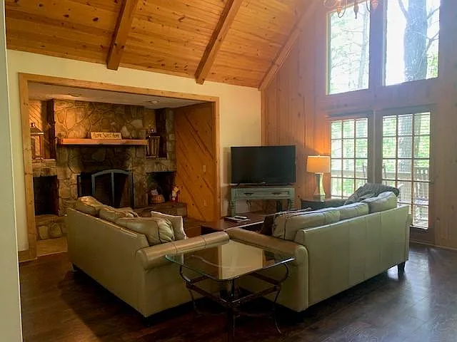 4 bed, 2532 sqft, $2,700 — Photo 2