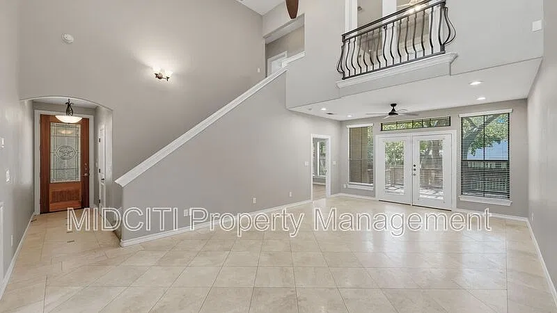 4 bed, 2.5 bath, 1977 sqft, $2,150 — Photo 3