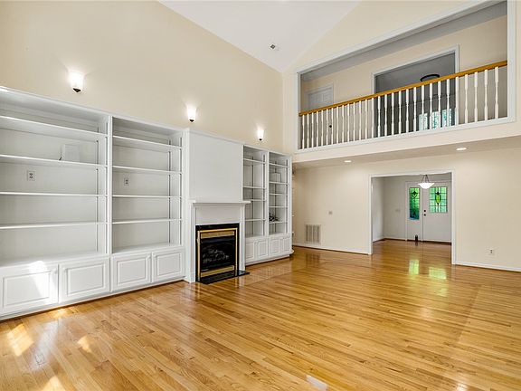 5th image of 208 Oak Hollow Ct