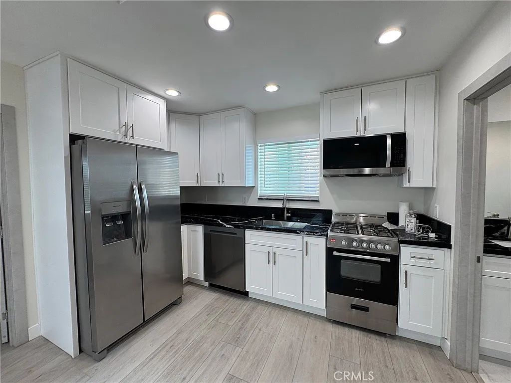 2 bed, 560 sqft, $2,500 — Photo 2