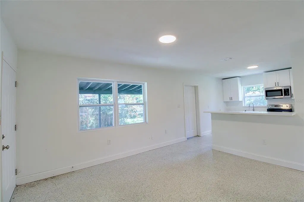 2 bed, 1.0 bath, 802 sqft, $1,800 — Photo 3