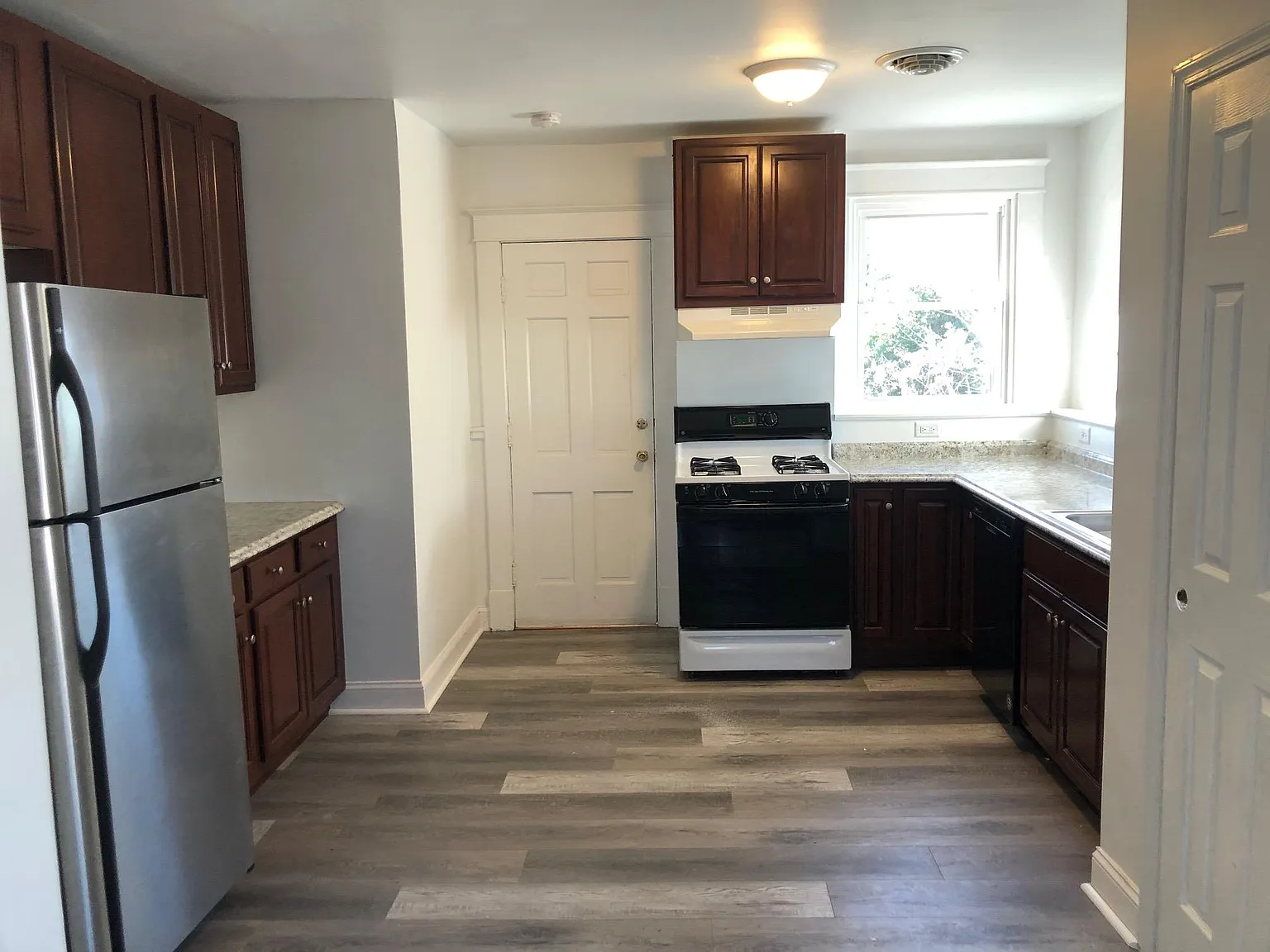 2 bed, 1160 sqft, $1,500 — Photo 3