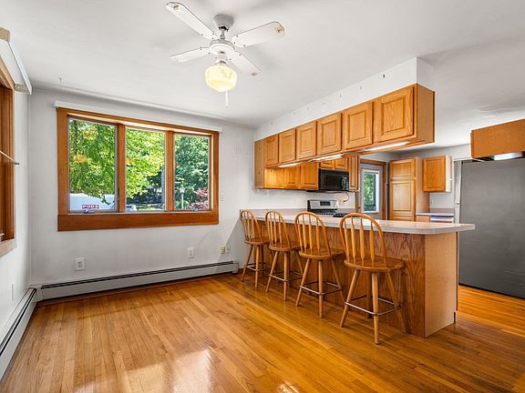 4th image of 28 Pleasant St