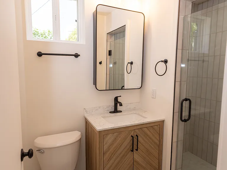 446 S La Peer Dr — Photo 31