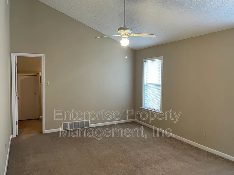 384 Sherburne Cv — Photo 17
