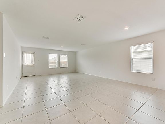 5th image of 205 Jasmine Dr