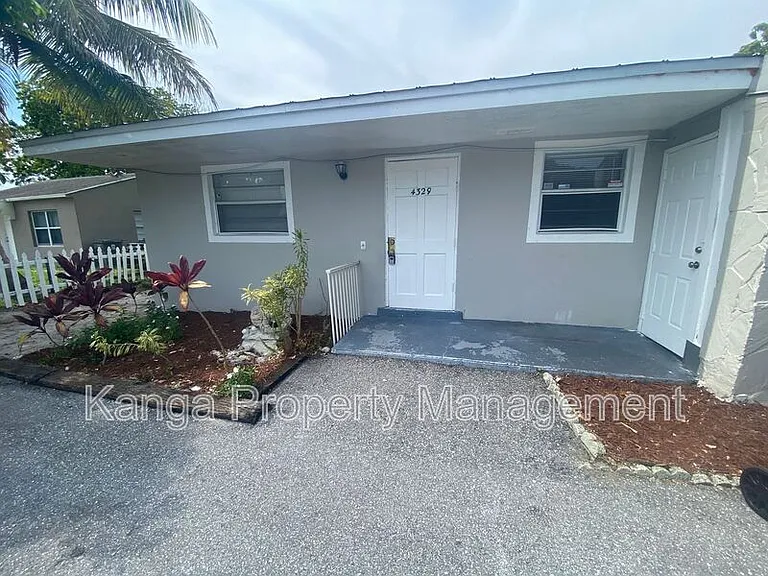 4329 Cocoanut Rd — Photo 1