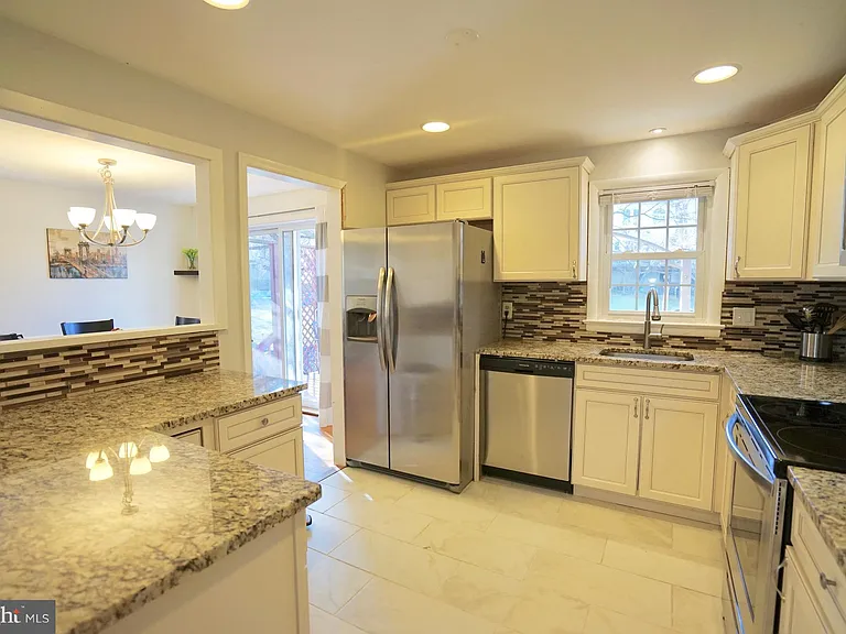 4218 University Dr — Photo 6