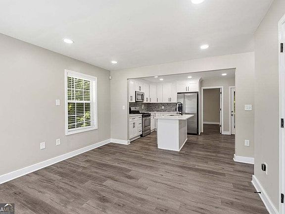 4th image of 2818 Meadowview Dr SE