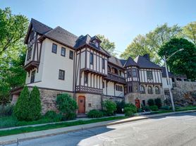 2485 Fairmount Blvd, Cleveland, OH