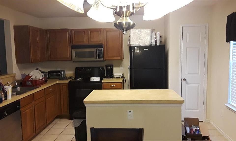 2nd image of 7913 Meadow View Trl