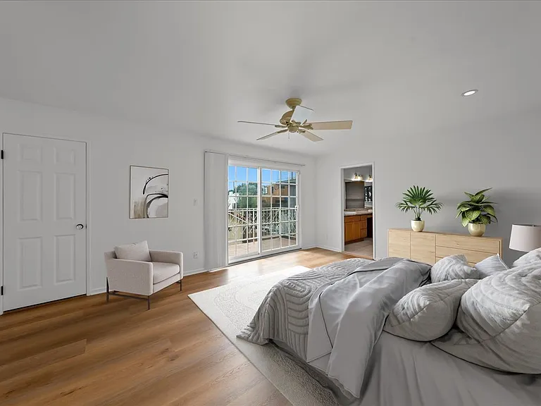 2222 Pier Ave — Photo 5