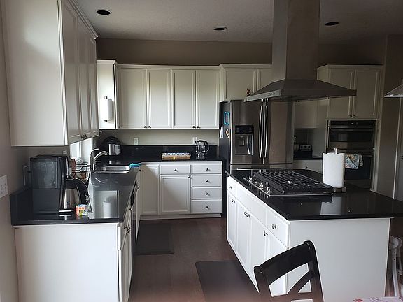 kitchen w/new quartz counter