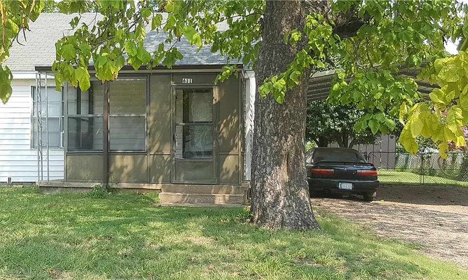 1st image of 611 SW 47th St