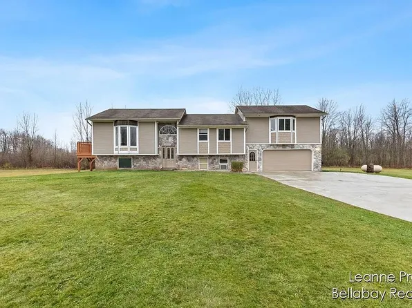 108 13th St, Plainwell, MI 49080