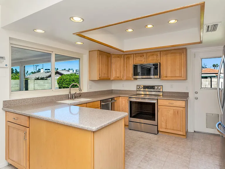 2116 E Laguna Dr — Photo 5