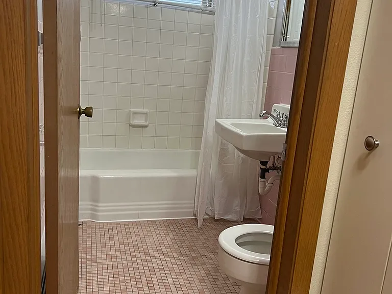 958 Manvel St #6 — Photo 10
