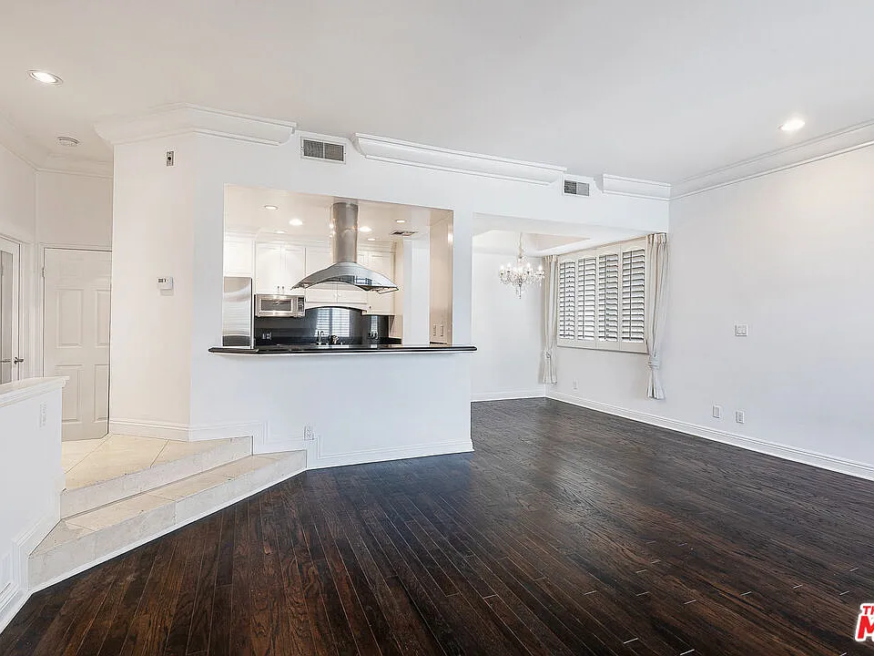 315 N Swall Dr #303