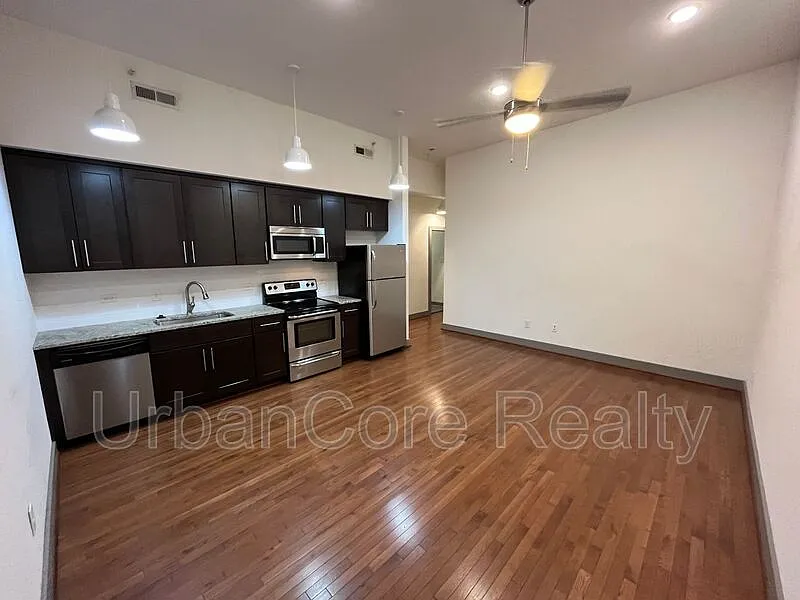 2 bed, 1.0 bath, 754 sqft, $1,649 — Photo 3