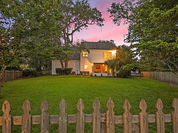 5th image of 1358 Center Lake Dr