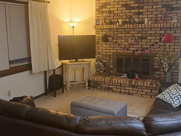 1718 Hancock Ln — Photo 4