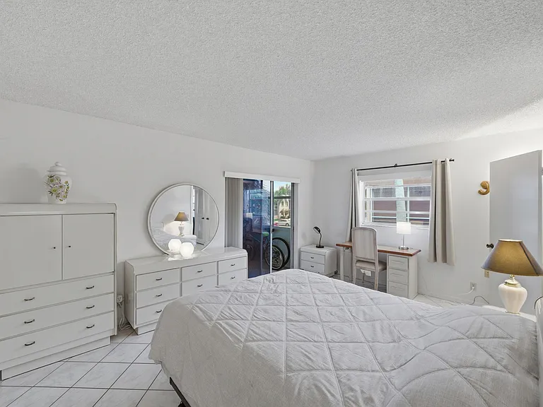 519 Burgundy St #K — Photo 19