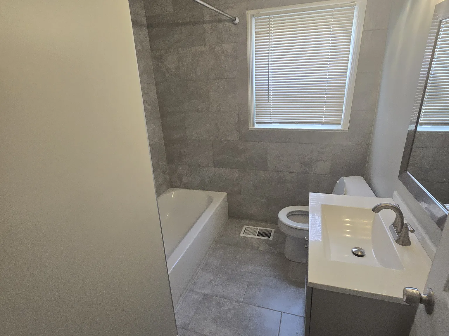 3 bed, 1251 sqft, $1,750 — Photo 2