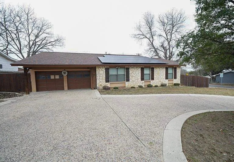 383 Gayle Ave — Photo 1