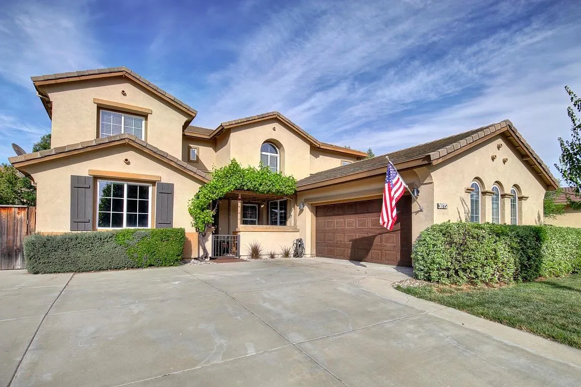 3075 Sparrow Dr photo 1