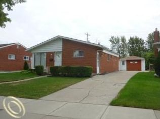 21712 Tanglewood St, Saint Clair Shores, MI 48082
