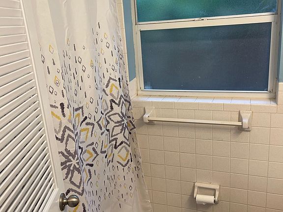 5th image of 7024 Hibiscus Ave S APT 4