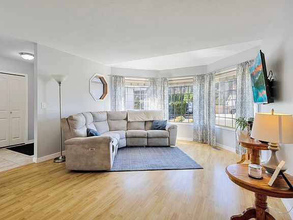 4th image of 325 McTavish Rd