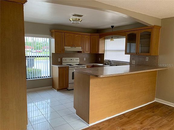 4th image of 527 Hunter Cir