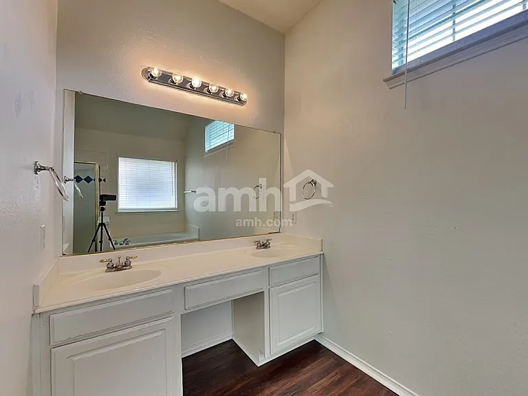 300 Trailwood Dr — Photo 12