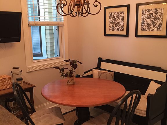 Eat -in breakfast area