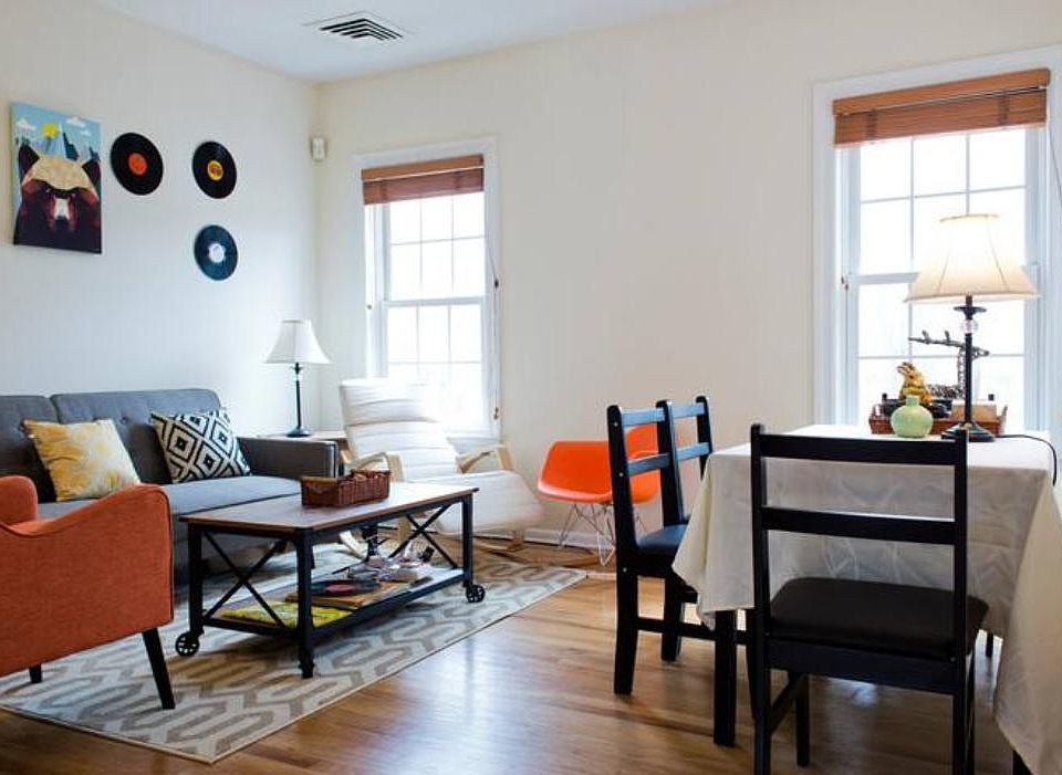 Spacious and Furnished 2-bedroom condo on Nassau St, right across campus. Sofa, Armchair, coffee table, dining set and lighting included. Ready for an easy move-in.
