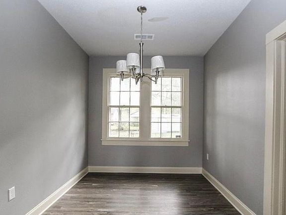 3rd image of 310 Pinoak St