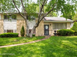 1916 E Wood Ln, Mount Prospect, IL 60056